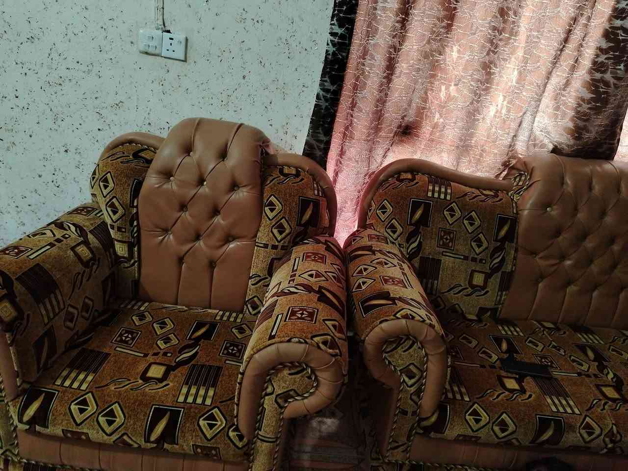 آثاث نظيف للبيع
قنفتين + اربع كراسي 
رقم الهاتف ***********
