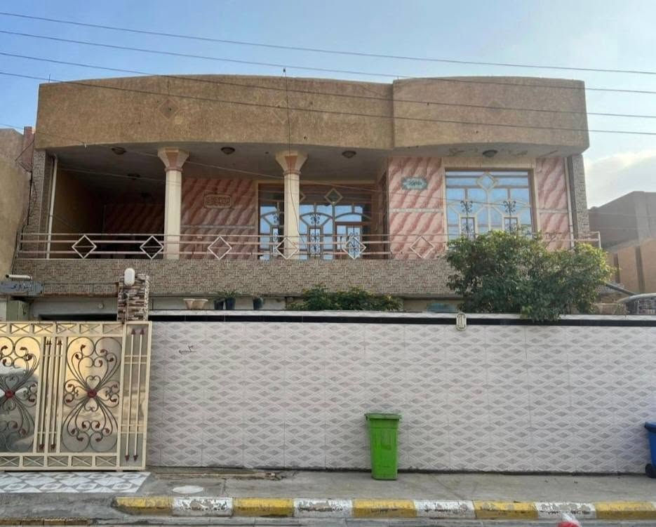 بسم الله الرحمن الرحيم. دار للبيع واسط صويره حي الشهداء قاطين مساحه 300م---- ثلاث غرف مع مجمع صحي. بالطابق العلوي-- وستقبال وهول ومطبخ حار وبارد وغرفة نوم وصاله ومخزن صغير ومجمع صحي بالداخل. ومجمع صحي بالخارج موبايل ***********. خدمات كامله --  الموقع مدخل حي الشهداء رابع فرع على يسار* * السعر 180 مليون
