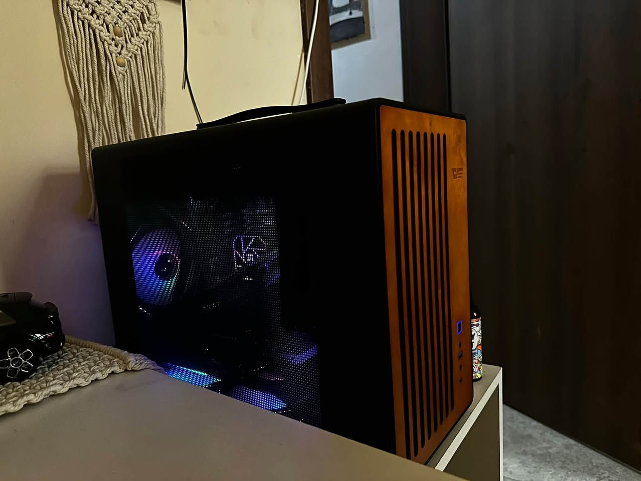 تجميعة ddr5+ 9060xt 16gb challenger
Cpu ryzen 9600x
Gpu 9060 xt 16gb challenger edition rgb 
Ram 32gb XPG 6000mhz 2*16 rgb 
Mb b650 gigabyte
Hard 1tm m.2 lexar 
PS hydro fsp 750w 
الكيس خشب+ المنيوم موصي من برة 
و الكيس حجم mini 
التجميعة كلش متعوب عليهة و استخدامهة يكاد يكون معدوم 
السعر 1800 قابل للتفاوض شي كلش قليل
