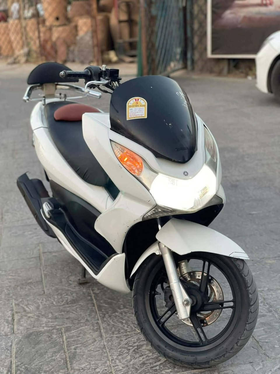 سلام عليكم pcx جيل ألاول  للبيع ماطور نضيف مكفول ما مفتوح كفرات اصلي ماشيه 66 تفاصيل خاص او اتصال ع رقم.. ***********مكان كوت سعرها 1300 وبيها مجال
