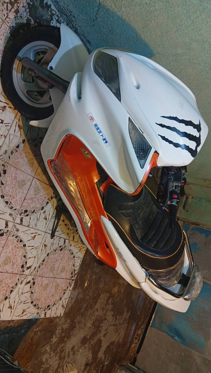 السلام عليكم 🌹
للبيع دراجة ماجسته تك رون رياضي 🏍️🔥
الدراجة جاهزة وما بيها أي نقص، فقط تحتاج دبلات أمامية. التفاصيل:
وجه بومة 🦉
سبايدر رياضي
تجوه
إشارات وبك لايت كرستال
دوسات نيكل
ستيرن رياضي
لايت عالي ناصي زينون رماش
هورن دبل إشاره
بريك أمامي وخلفي
MP3 بلوتوث مع سماعات 🔊
كلج أمامي وخلفي جديد
بلك جديد
حماوة نص ثابتة
تايرات جديدة
باتري جديد 🔋
الكيجات كلهن شغالات: حماوة، بانزين، وسرعة
✅ كلهه شغاله مابيه اي نقص 
الدراجة جاهزة للاستخدام،
السعر 575 وبيهه مجال للشراي
بابل الورديه سيف سعد قرب مستشفى الكفيل 
***********
والله يرزق الجميع
