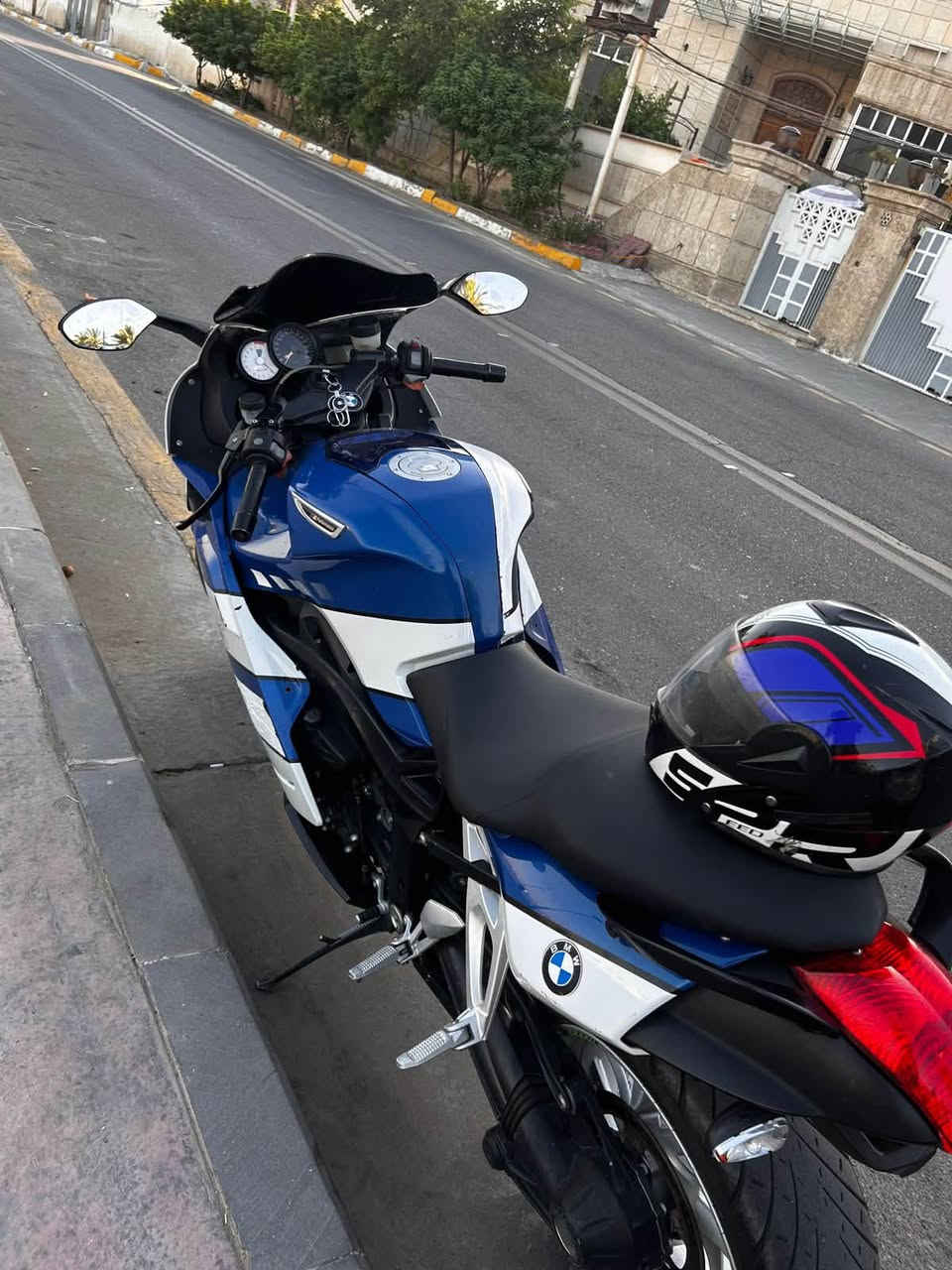 سلام عليكم 
BMW K1200s 🚀🚀🚀
2006 

مبدلة طابوكة 
مكينة وكير مكفولات من النضوح والتبخير نكره سلف بكل وقت  
كهربائيات مكفوله  

١.تدفئة يدات
٢. Abs 
٣. اشاير بالمري 
٤. صلنصه رياضي 
………. دراجه صاروخ 🚀 متنكمش 
مكاني بغداد التاجي
***********
