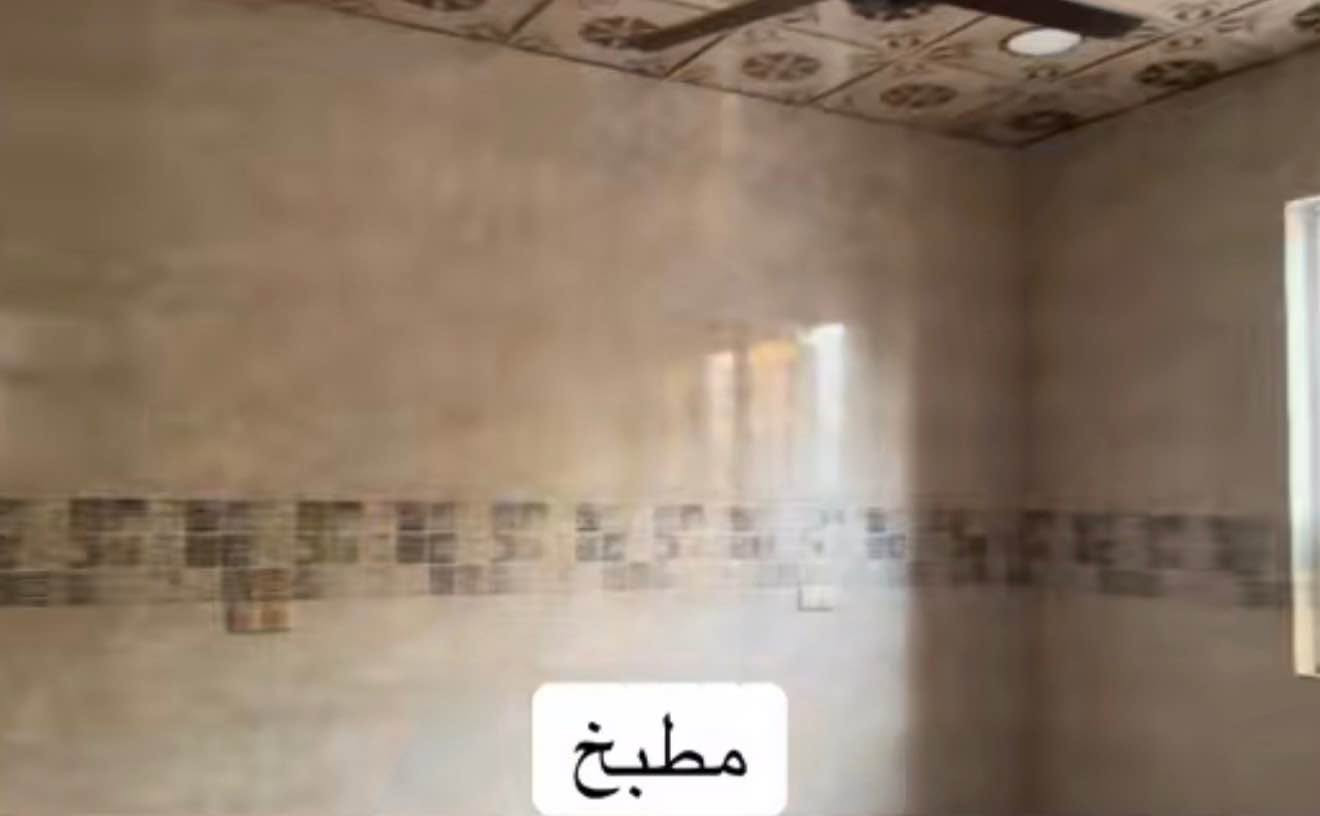 سلام علیکم خانویەکی مرەبعی زۆر خۆش لەحیسابات خانوەکە رووبەری 100مەترە و مرەبعە بەیتونەیەکیش لەسەرەوەیە بۆزانیاری زیاتر تەلەفون کەن یاخود نامە بنێرن*********** كركوك, العراق

نص مكتوب في الصور:
- ژوری میوان
- مطبخ
- ژووری نوستن
- حەوش خلفی
- ده‌ستشۆر و حه‌مام