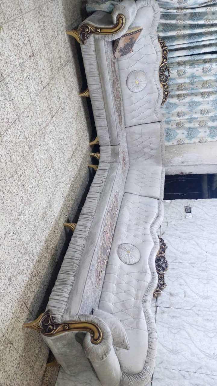 *ديوان تفصال ملكي 8 مقاعد للبيع ✨👑*
✅ *العدد*: 8 مقاعد تفصال ملكي
✅ *اللون*: اوف وايت فخم وراقي
✅ *المواصفات*: فول مواصفات + خشب ثقيل بلوك
✅ *النظافة*: نظيف حيل وبدون أي ضرر
✅ *الحالة*: شغل درجة أولى وتفاصيل ذهبية

📍 *المكان*: شهداء البياع - بغداد  
📞 *للتواصل*: *********** واتساب متاح

💰 *السعر*: 225 الف دينار 
💥 *بي مجال تخفيضات للشراي
⏰ 
اكتب "السعر" بالتعليقات وادزلك صور وفيديو 😉

*#ديوان_ملكي #ديوان_8_مقاعد #اث_بغداد #غرف_جلوس #اث_فخم #شهداء_البياع #بيع_وشراء_بغداد #تخفيضات_اث #ديوان_تفصال

