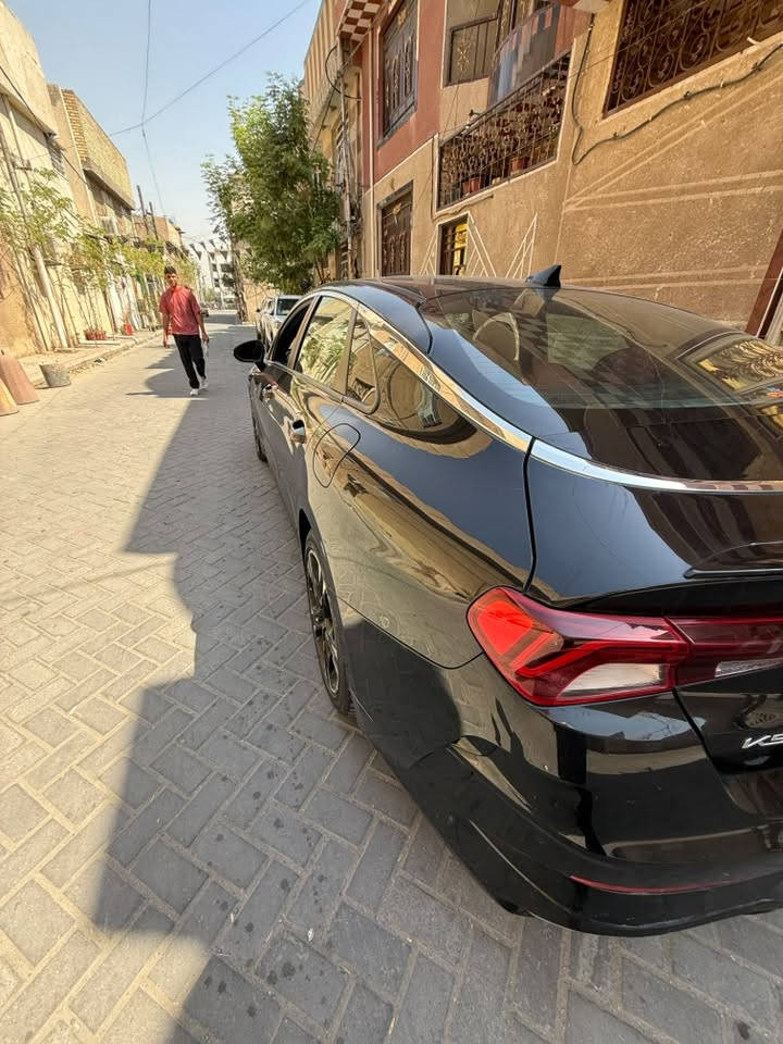 السلام عليكم سياره للبيع نوع K5 موديل 2023 وارد امريكي ماشيه 44 رقم بغداد سياره بيها فقط الى بالسونر مثل ماموضح بصوره رقم بغداد تحويل مباشر للاستفسار *********** السعر 135

