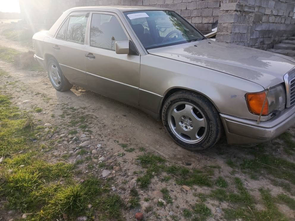 مارسيديس دب مديل 1992 محرك ملكه حجم 3000 كير او تو ماتيك السياره عل بلاد بدون صبغ بيها جراد داخل بلادي الارضيه مغلفه للحمايه قواعد دبلات سليمات بدون خياس ولا تصليح بيها طخه بل جاملغ الخلفي خلف السايق مصلح عل بارد السياره جاهزه اربع جامات كهرباء تبريد شغال اريل كهرباء بيها بصمه تقفل و تفتح ويل نجمه مال شبح محدث رقم اربيل دولي بسمي حجم السياره E320 
للاستفسار اكثر الاتصال على هذا الرقم 
*********** 
من ال 8 صباحا الى 10 مساء سامراء, صلاح الدين
