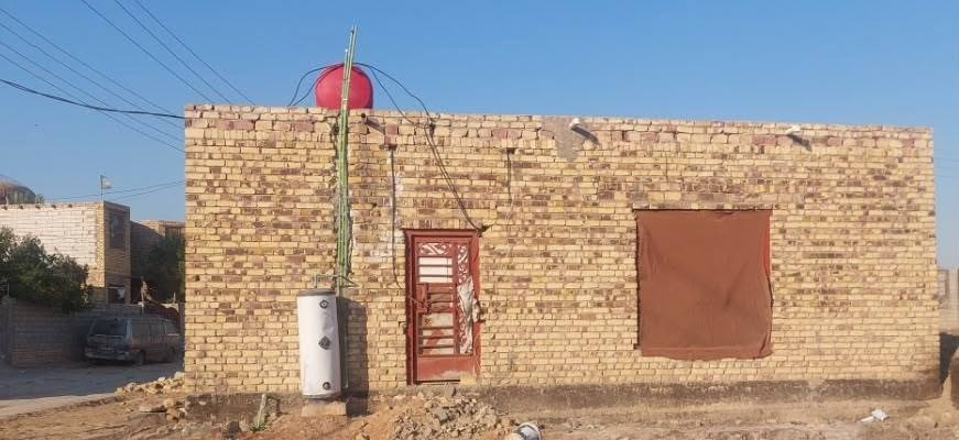 بيت نص كامل ونص الثاني هيكل المساحه 230 م ركن ع شارعين طابو زراعي سند 25لمكان دغاره  خلف ملعب السنبله يم الويرسي يبعد عن الشارع العام 100 م او اقل بي غرفه ومجمع صحيات ومنور كاملات لبخ وتئسيس ماء وكهرباء  وصبت الارضيه
 فقط الصاله والاستقبال والمطبخ عوزهن سقف. ذابلهن 30000 طابوكه موجودات ب بيت منطقه حلوه وموقع حلو للستفسار الاتصال ع رقم ***********
