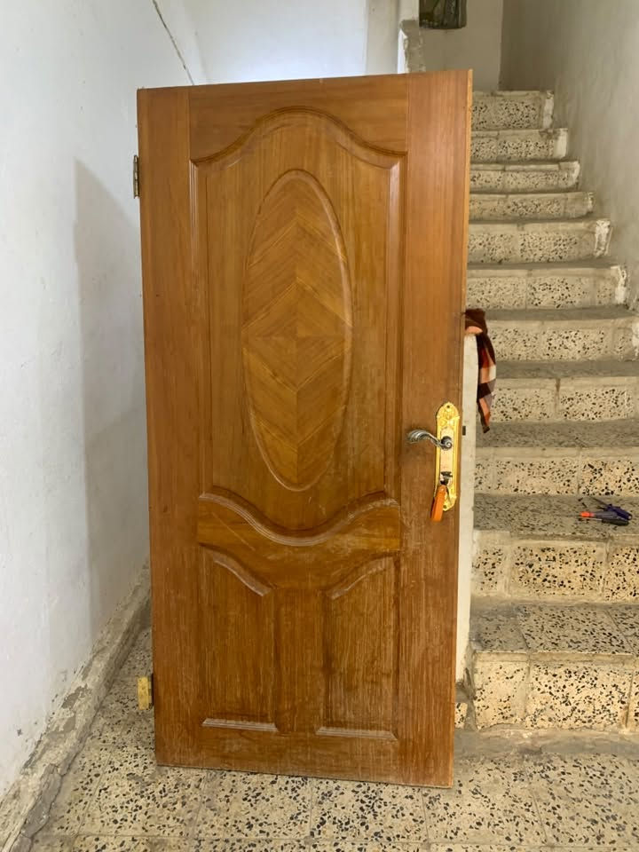باب خشب • قفل ومفتاح • ٨٥×١٨٨