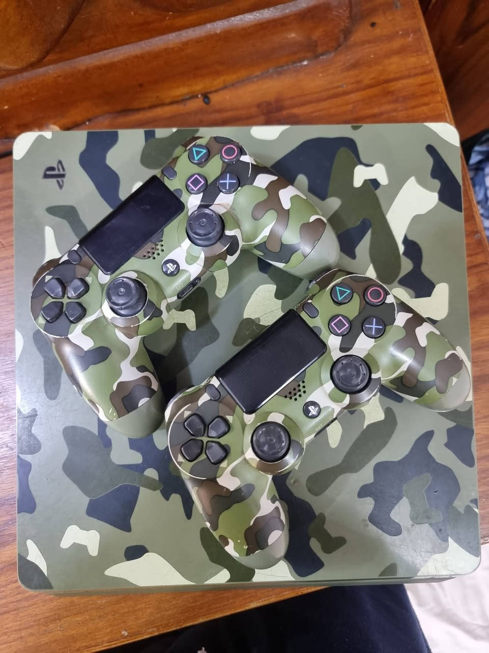 السلام عليكم 
بلي 4 سلم مهكر ps4 نظام 9 
باندل نسخه Call of duty ذاكره 1 واحد تيرا 
الجهاز نضيف جدا لوك ستيكر جويستكات اصليه
كامل ملحقات الاصليه مع UBS جديد ويحتوي ع  27 لعبه
كول اوف ديوتي بلاك اوبس 1 و 2  وباقي الألعاب 
عنوان بغداد الشعب للاتصال او واتساب ***********

نص مكتوب في الصور:
- User1 Far Cry® 6 Arabic (Mustafaa lee)