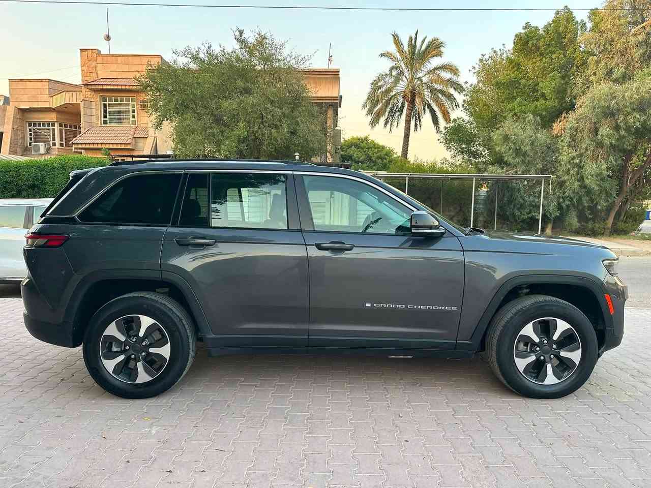 Jeep Grand Cherokee 4x4 موديل 2024. 
(كهرباء+هايبرد+بانزين) فول

* 2.0 Turbo + Plug + Hybrid
* ضرر بسيط جدا
* ماشيه 53 ميل
* دفع رباعي 4×4 ونظام ثبات المسار
* كير أوتوماتيك 8 سرعات ورادارات تفاعليه
* بطارية 17 kWh
* 1C4RJYB60RC710256 رقم الشاصي
* تمشيك كهربائي قرابة 40 كم
* فتحة بانوراما
* جلد فاخر وماسحات زجاج امامي حساسه للمطر
* وسائد وايرباكات امامي وجانبي وخلفي
* مقاعد أمامية كهربائية، وتدفئة
* شفتات ستيرن وكير ماوس وويل كروم
* شاشة وسطية كبيرة وتطعيمات دشبول خشب فاخر
* شاشه دشبول (3شاشات)
* عدادات رقمية ورادارات ونظام المنحدرات
* كاميرات ومزايا أمان متقدمة
* نظام صوت فاخر شركة ILPNE
*  كشنات ذاكره + بانوراما
* 5 راكب

السيارة موصفاتها متخلص، جديده مابيها نقص، سياره اني مستوردها على ايدي، ضررها بسيط جدا (مقدمه البنيد والجاملغ فقط) ومرفق صور الحادث
سبير بلادي منازل

وايرباكات كلها سليمه

عنواني: بغداد - الكرخ - اليرموك - الاربع شوارع
رقم الهاتف: ***********
