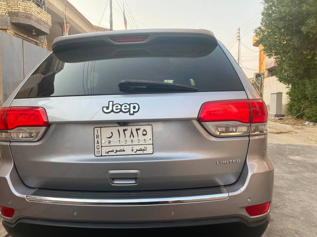 🚙 للبيع  معروفه مواصفاتها Jeep Grand Cherokee 2014 Limited

• الموديل: 2014
• الفئة: Limited
• المحرك: 3.6L V6
• القير: أوتوماتيك 8 سرعات،
• الدفع: خلفي
• الممشى: 196,000 الف كم

🔧 السيارة مسويلها إدامة كاملة
• المكيه والكير بحالة جيدة
• تايرات جديدة
• ميزانيه وبلنص مسويلها
• حدادية نظيفة 
• السيارة نظيفة وجاهزة للاستخدام

✨ التعديلات والتجهيزات:
• فتحه سقف 
• لايتات مبدلة شكل حديث
• شاشة أصلية 8.4 إنچ
• داخلية جلد
• تشغيل بصمه لمس ابواب 
• كاميرا خلفية
• حساسات خلفية
• مثبت سرعة
• تحكم بالمقود
• تحكم كهربائي بالمقاعد

السيارة استخدام شخصي ونظيفة، والممشى 196 ألف كم.

الفحص والمعاينة على حساب المشتري، والجاد يتفضل.

💰 السعر: [155 ورقه ]
📍 الموقع: [البصرة]
📞 للتواصل: [***********]
