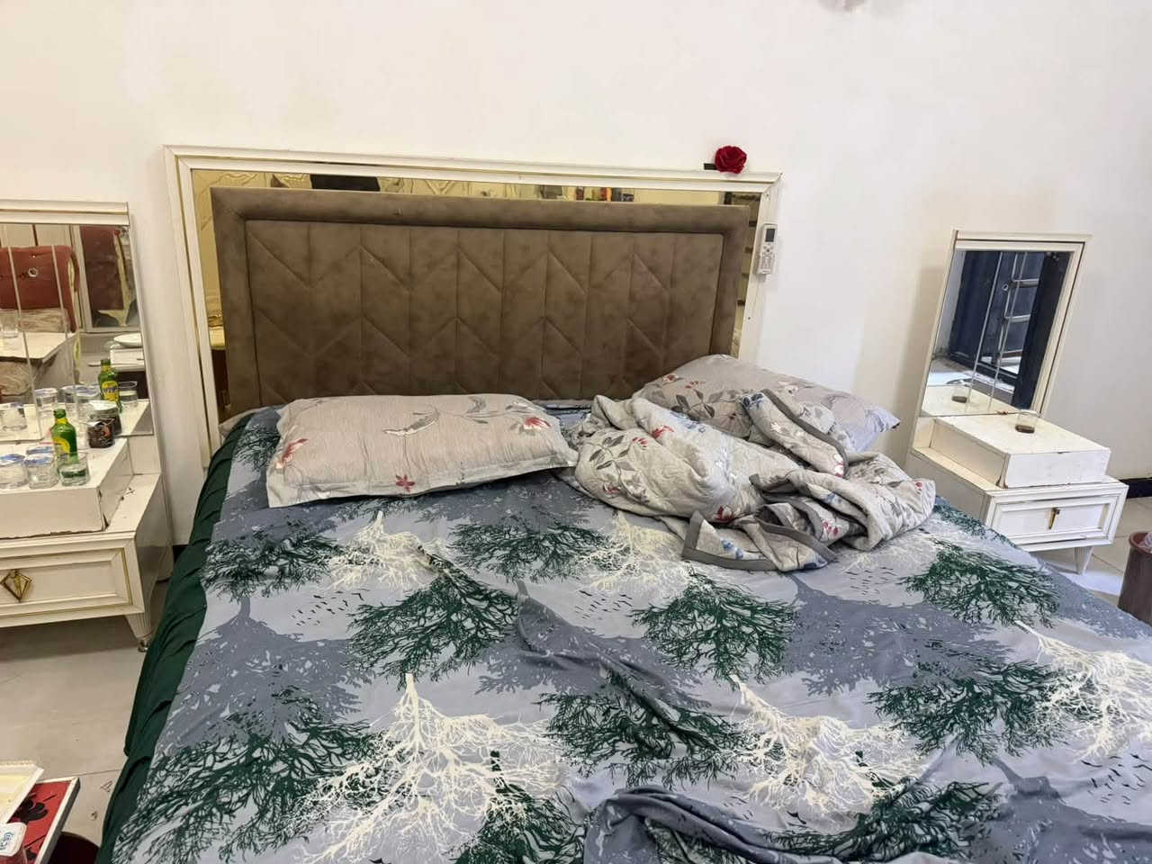 السلام عليكم ثلاجه 100الف 

التخم 250الف 
الغرفه 150الف دوشك وياها 
وعندي سيلت تيسوت نضف جدا طن ونص 350الف 
مكانها الغزاليه شارع مدير الامن وهاذا رقمي حاب يتواصل ويايه التخم و ثلاجه و سبلت كلش نضيفات 
***********

