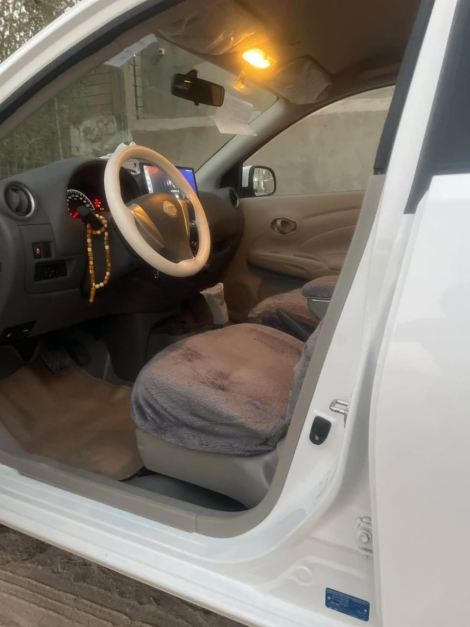 نيسان سني ماشية 4000 جديده بيها خسفه بلجاملغ الامامي منتجين عليها بدون ضربه 
شاشة لكزز بليته زركه دوشمه ارضيه شركة هيوا تحويل وكاله السعر 129
*********** البصرة, العراق
