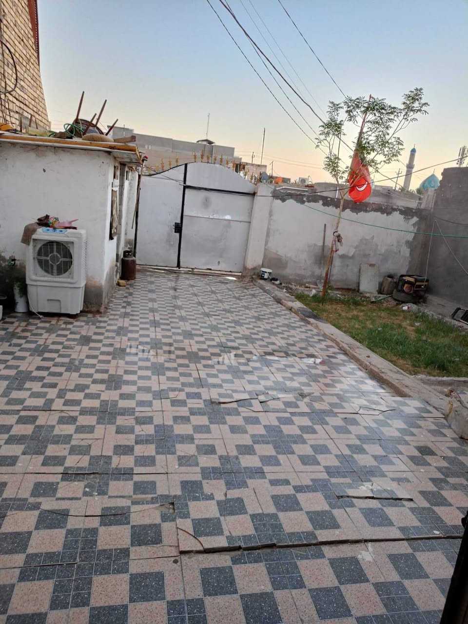 ​🏠 دار سكن  للبيع (طابو صرف عثماني )
📍 الموقع: حي الثقافي - خلف مدرسة الريادة ( متوفرة كافة الخدمات) ⭐⭐✅ملاحظة ⭐ يصلح لبيت شقق لطلاب الجامعة لبيت قريب علئ باب الجامعة شارع رئيس الجامعة 
📐 المساحة: 200 متر واقع حال 247
​تفاصيل الدار   اساس البيت كونكريت مسلح صقف البيت نص عكادة ونص سندويج والبناء بلوك ولبيت يباع معة الاثاث 
​🛏️ غرف نوم عدد 2
​🛋️ صالة 
​🍳 مطبخ
​🚿 صحيات داخلية وخارجية
​🚗 طارمة كبيرة جداً
​
​📩 لمعرفة السعر:
اضغط (لايك 👍) وعلق بـ (تم) لتصلك كافة التفاصيل على الخاص، أو اتصل 
📞 ***********
.
