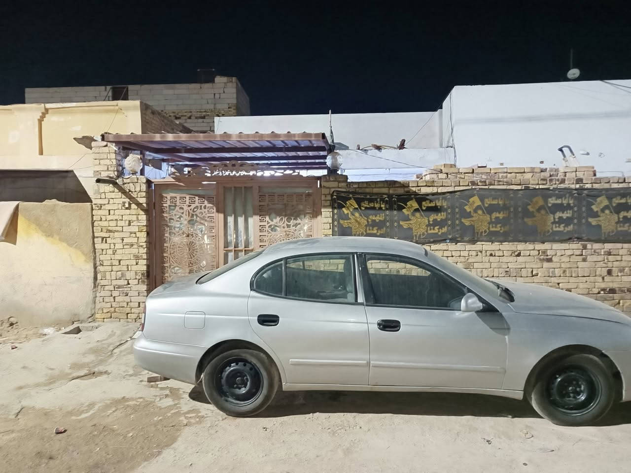 بيت للبيع مساحه 150 متر قرب مدرسه الشهباء ديوانيه  شافعيه  السعر 55 وبي مجال *********** ***********@

