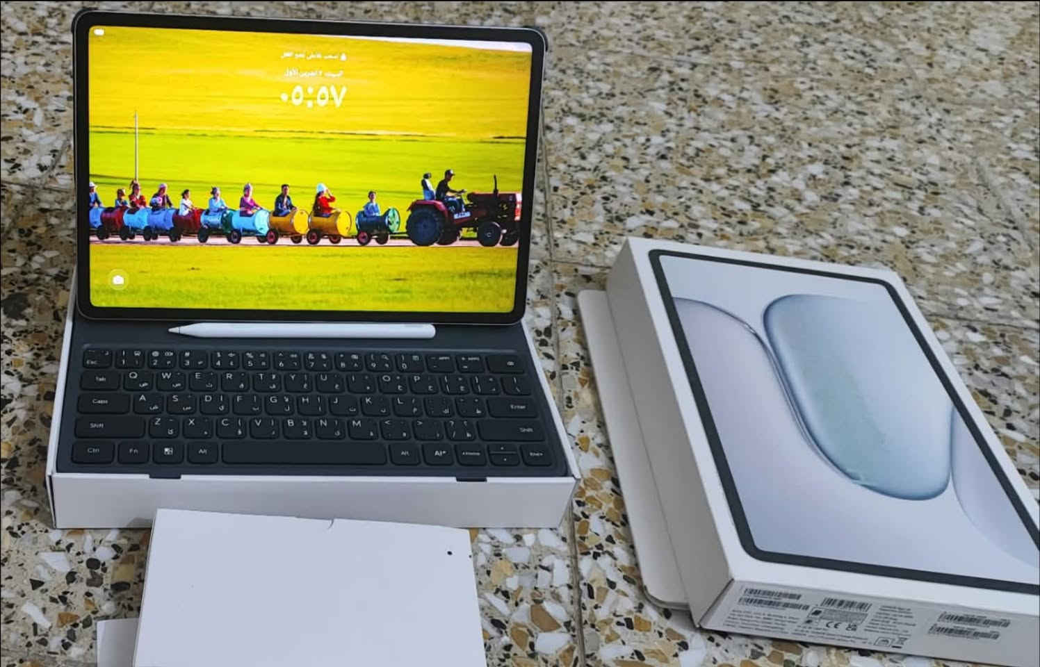 ايباد للبيع مصار هو اي من اشتريته تقريب عشر تيام بس احتاجيت فلوس واريد ابيعه اريدة ب ٥٩٠ الي يحب يشتري يتصل على الرقم او يراسل واطبله خاص 
***********

نص مكتوب في الصور:
- Sun Nov 30 12:19:45 UTC 2025 build-user@build-host #1 5.15.180-android13-8-00018-g9b2308ac0ad6-ab14563692 إصدار النواة ١ تموز ٢٠٢٦ ١ آذار ٢٠٢٦ تحديث الأندرويد الأممني تحديث نظام جوجل بلاي Google النظام والتحديثات حول الجهاز معلومات HEY4-W09 10.0.0.253(C185E4R103P1) GPU Turbo 10.0 MagicOS 16 محرك Turbo X 10100 mAh Honor 2000 X 1872 المساحة الفارغة ٢٨٫٢٧ جيجابايت الإجمالي ٢٥٦ جيجابايت السعة التخزينية للجهاز الموديل رقم الإصدار إصدار الأندرويد إصدار MagicOS منصة محرك الأداء البطارية شاشة بتقنية حماية البصر من
- HEY4-W09
- 10.0.0.253(C185E4R103P1)
- GPU Turbo
- 10.0
- 16
- Turbo X محرك الأداء
- ٢٠٢٦, آذار ١
- ٢٠٢٦, تموز ١
- 5.15.180-android13-8-00018-g9b2308ac0ad6-ab14563692
- build-user@build-host #1
- Sun Nov 30 12:19:45 UTC 2025
- إصدار النواة
- تحديث الأندرويد الامني
- تحديث نظام جوجل بلاي
- منصة محرك الأداء
- إصدار الأندرويد
- MagicOS إصدار
- رقم الإصدار
- الموديل
- حول الجهاز اللوحي