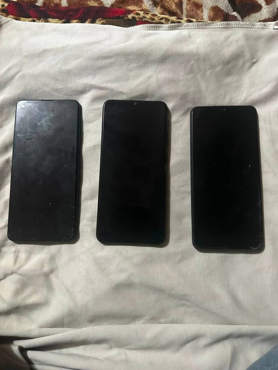 3 مبايلات مستعمله للبيع 
ابيع شلعه وحده ثنين شاشات بيهن كسر وواحد ما بي شي
قيم باليرضي الله 
مكاني بغداد البلديات 
***********
