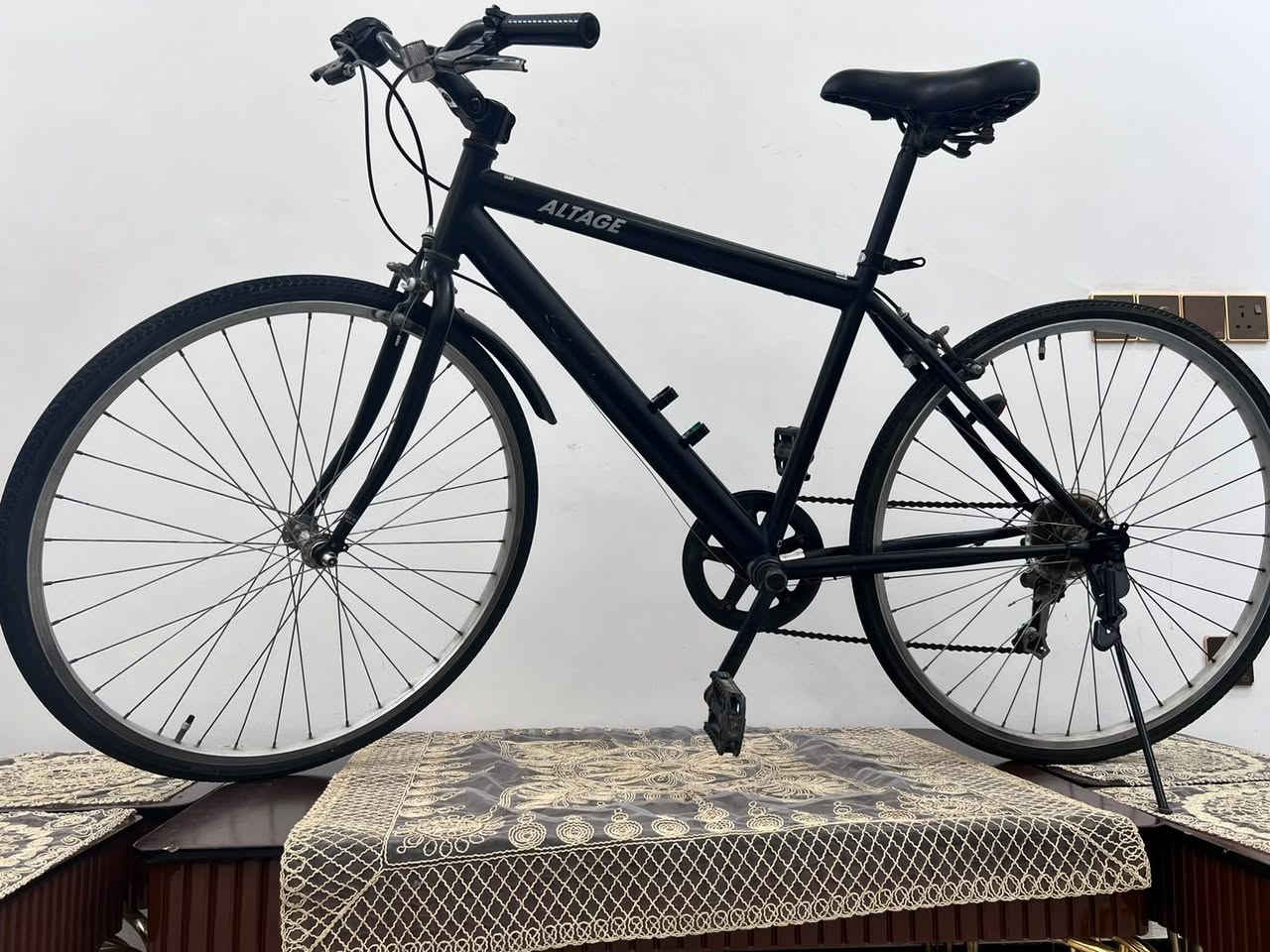 للبيع دراجة ياباني بالة هجين / هجين للمدينة (Cross Bike / Hybrid Commuter Bike).

​الماركة: ALTAGE (مكتوبة بشكل واضح على الهيكل/الشاسي). 

​ حجم القياس (Size)

​حجم العجلات (الإطارات): 700C (أو ما يعادل 28 / 27 إنش ناعم)، وهو القياس المخصص للدراجات الهجين ودراجات المدينة السريعة. 

​حجم الهيكل (Frame): المنيوم يناسب الأشخاص بطول 165 سم إلى 180 سم تقريباً.  كير وعكرب شامونا وبريكات دسكات اصلية شغالة ابلادي 
السعر 115وبي مجال بسيط مكاني بغداد تلفون ***********
