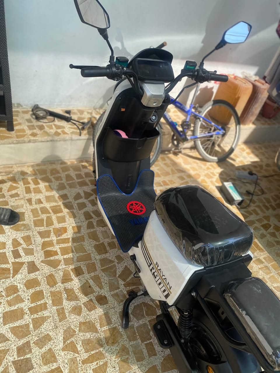 دراجه ار٩٠٠ ملف١٢٠٠ بطاريات ٢٦ امبير الريان الاصلي اشاير لايتات وايرمنيه كلو شغال شديتلو بومه لان الضو مالو ناصي من الشركه الماطور نضيف ومستخدم قليل ماصارلو شهر ونص شهرين وماماشي جثير وتاخذو شرط تجيكو البطاريات شرط انطيك همة الماطور نضيف ونضافتو كدام العين تاخذو شرط 
السعر ٥٠٠ بي مجال حك روحتك وجيتك 
خبرني او راسلني واتساب هينا ما اتواجد ***********
