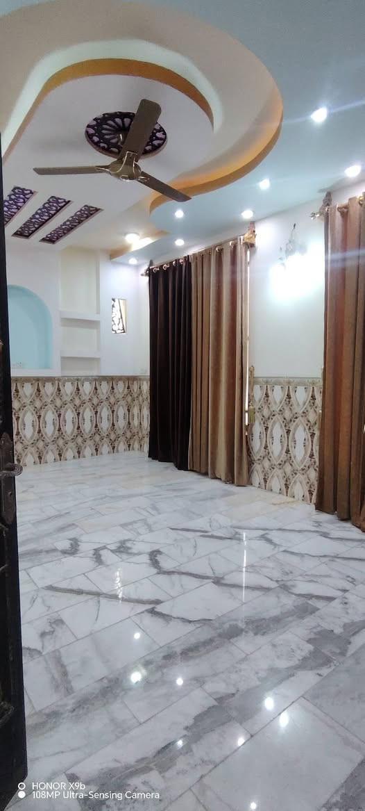 يالله بيت طابق واحد 1100م مساحه البناء 150م طابو زراعي سند ٢٥ منطقه براهيم الخليل
خدمات كامله منطقه سكنيه  
علمن البت بالكامل مرمر مثل ما موضح بالصوره
غرف نوم عدد 2
استقبال 
هول 
مطبخ 
صحيات عدد 2 خارج.   داخل
للسفسار ***********.  ***********

نص مكتوب في الصور:
- O HONOR X9b
- 108MP Ultra-Sensing Camera
- HONOR X9b
- O HONOR X9b 108MP Ultra-Sensing Camera