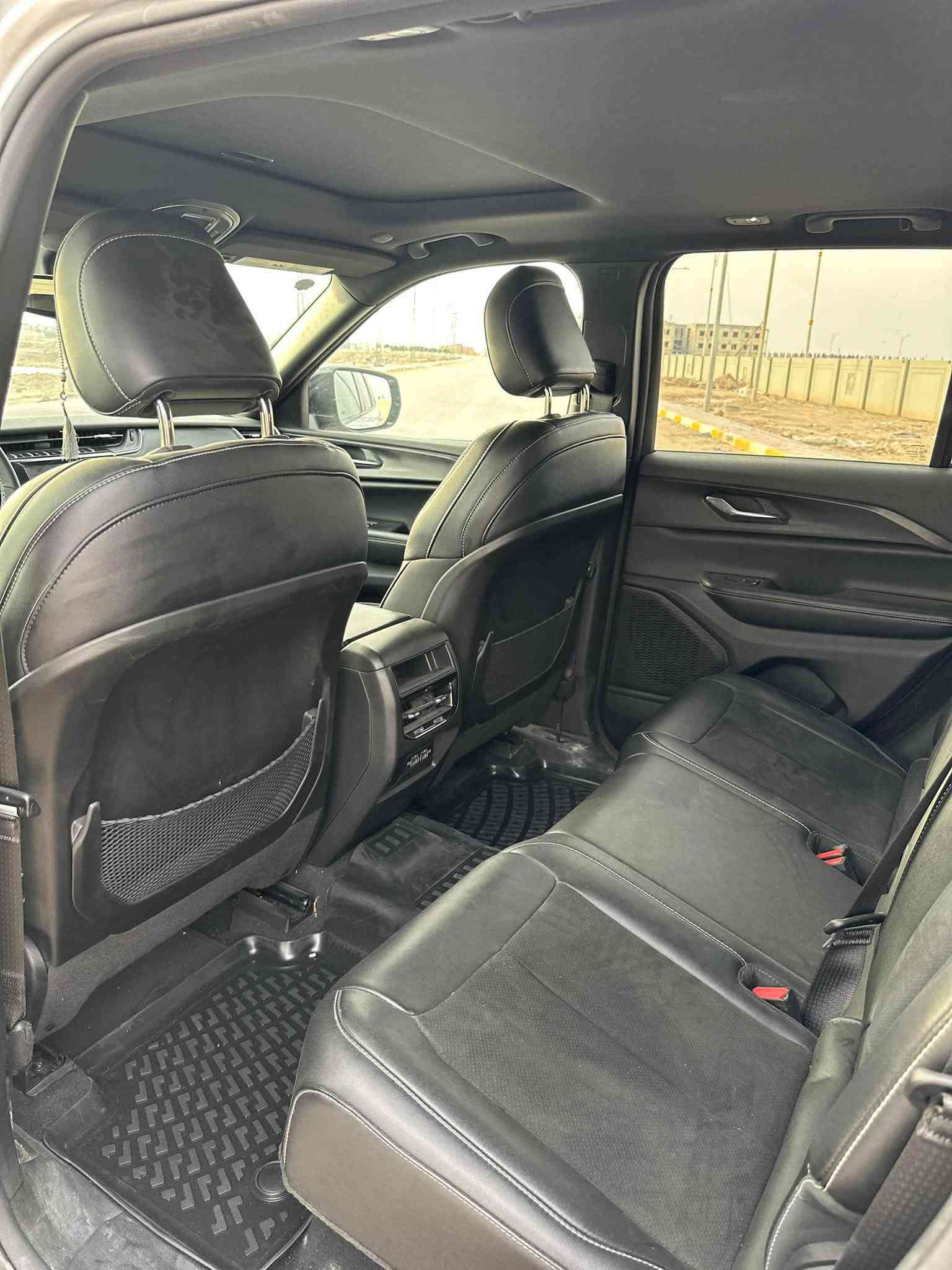 جيب كراند شيروكي التيتيود بلاك ادشن . الموديل : 2024 . (وارد امريكي) . 293hp . V6. 3.6L : المحرك العداد : 24 الف كيلو متر . المواصفات :
5 راكب . ﻿
دفع رباعي 4x4 . ﻿
رادار امامي مع مانع تصادم . ﻿
تحذير الخروج عن المسار . ﻿
تحذير النقطة عمياء . 
نظام تحذير عند التقاطعات.
شاحن موبايل وايرلس.
ويل قياس 20 انج .
فتحة سقف .
لوحة القيادة بقياس 12 أنج.
كير شفتر بالستيرن .
كاميرا خلفية. *شاشة متوسطة 8.1 أنج
المصابيح الأمامية زنون .
كشافات الضباب زنون،
دخول ذكي. 
الصندوق الخلفي كهربائي .
 ﻿فرش المقصورة الداخلية من الجلد والشاموا . ﻿
مقعد السائق كهربائي . ﻿
المقاعد الأمامية تدفئة . ﻿
حساسات خلفية . ﻿
دوسات جانبية . ﻿
مكيف خلفي .
 ﻿تدفئة مقود القيادة . ﻿
مانع تصادم خلفي . ﻿
بلوتوث تلفون . 
⭕️ مكاني البصرة رقم كتاب شهداء 
***********
