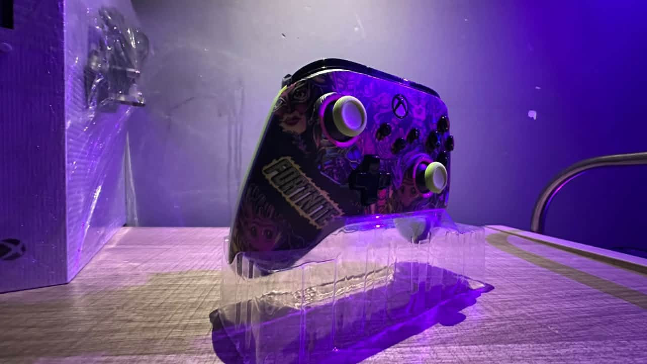 جويستك من شركه باور اي ادفانتيج نسخة فورت نايت
هاذه اسمهه الكامل Power, A advantage wired controller نسخه فورت نايت 

المواصفات :
كيبل تايب سي 3 امتار
موشم فورت نايت 
ميزه كلش حلوه انعكاس الضوه يا اما اشعه تحت البنفسجيه او اضائه عاليه منن تتعرض الها والمكان يصير ضلام تضوي

كير مغناطيسي
تحكم بدرجات الشفتات تصير للشوتر او للسيارات 
ازرار خلفيه مبرمجه على دگم الكير
مانع احتكاك الكير 
منفذ اواكس 

تقنية ال Hell effect الي عيه نفسه كير مغناطيسي

الاجهزه المدعومه :
اكس بوكس ون
اكس بوكس ون اس
اكس بوكس ون اكس
اكس بوكس سيريس اس
اكس بوكس سيريس اكس
وندوز 10
وندوز11

تكدر تبحث عن مواصفاتها القويه والمشابه للكيم سير

والحويستك مستعمل شي قليل

وبعدها تحت ضمان الشركة

السعر :30
العنوان :البصره-الزبير-

وراسل واتساب ***********

ياخي راسل واتساب ما ارد عل فيس

