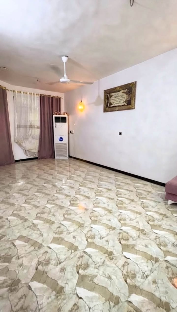 دار للبيع 🏡
المساحة: 120 متر مربع (طابقين - سند 25 زراعي)

الواجهة: 7.5 م | النزال: 16 م

 المحتويات:

 الطابق الأرضي: كراج سيارة مع صحيات خارجية. واستقبال واسع ، غرفة نوم، مطبخ واسع، حمام وصحيات،

 الطابق الثاني: غرفتين نوم، حولي، حمام وصحيات، وبلكونات أمامية وخلفية.

 العنوان: كميرة - شارع المركز - فرع أسواق الواثق.
السعر 145 وبي مجال

📞 للاتصال والاستفسار:

 واتساب: ⁠***********⁠

 رصيد: ⁠***********
