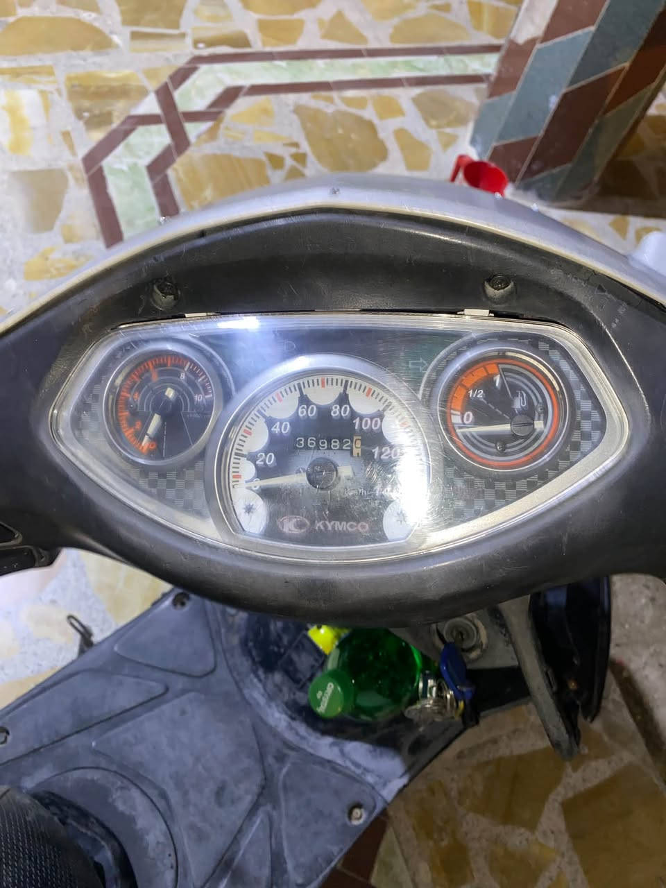 سلام عليكم كامكو جي فور للبيع
مكينة 150cc. مكينة حديثه v2 
مشدوده جديده المكينة اول تبديلة دهن الها بعدها بالجيس
شرط شلعه ومعدل وفلتر شوته جديد ونكره سلف 
كهربائيات كلها كامله مكمله عوزها فقظ كفرات وكشن وتنفيس البريك الكدام 
كيجات كلها شغاله 
دراجه تخم تاير حاويه  دبلات جدد نضافة المكينه ١٠٠٪؜ كفاله 

حتى شخاطه مال سلف مختومه كامكو بيها 
السعر خاص او اتصل ***********

مكاني كوفة السهلة - قرب مسجد السهلة
