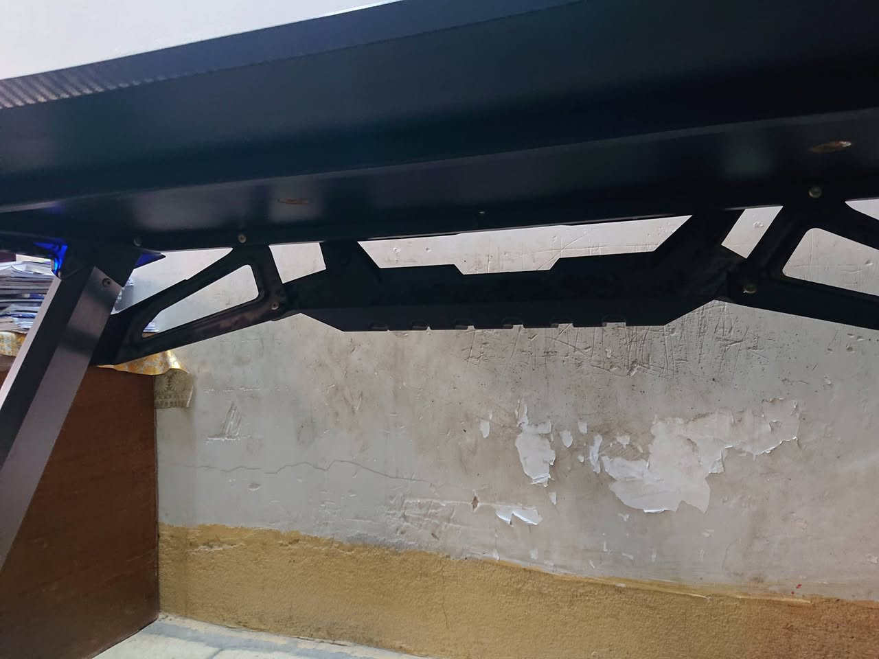 سلام عليكم اخوان

مكتب Fantech BETA GD600 هو مكتب ألعاب (Gaming Desk) ثابت الارتفاع، يركز على المتانة والتنظيم المتقدم. يتميز بإضاءة RGB جانبية، هيكل فولاذي فاخر، ونظام متكامل لإدارة الطاقة والكابلات يشمل حامل لقابس الطاقة (Power Strip). يأتي بحجم متوسط مع حامل للسماعات

الارتفاع: 77سم
الابعاد: 120 سم × 64 سم

اخوان ميز كيمنك كلش مرتب ونظيف هوة فقط متروك صارلة فترة لان بعت التجميعة وملتهي للدراسة 
الميز كلش نظيف واحلة بهواي من الصور لان لا اعرف اصور ولا موبايلي زين بالتصوير تجي تشوفة وتقيم + بي ملاحظات بسيطة و مثقوب بي ثقبين اضافيات للوايرات مال الماوس والكيبورد لا مأثرات ولا مبينات اثناء الاستخدام

اخوان مكاني بغداد الشعب الجزائر وسعرة الجديد من الوكالة اب 220 الف واني رايدة اب 100 وبي مجال حك الجية لان توصيل ماعندي للاسف ونعتذر عن الاطالة👍
للتواصل واتساب ورصيد:
***********
