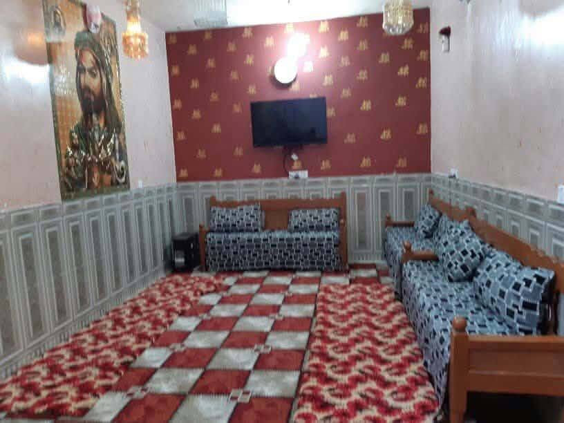 🏠 للبيع بيت سكني مميز
📐 المساحة: 150 متر
🏡 طابقين – البيت كامل مكمل
✨ الأرضيات: سيراميك بالكامل
🔹 الطابق الأول:
• غرفة
• صالة
• استقبال
• مطبخ
• مجموعة صحيات
🔹 الطابق الثاني:
• غرفة
• صالة
📄 السند: زراعي – سند 25
موقعه حي الامير الفرع المقابل لخان مندي ابو شاهر 
📍 يبعد عن الشارع: 80 متر
💯 البيت كامل ومكمل وجاهز للسكن.
📞 للاستفسار والتفاصيل والسعر: مراسلة خاص أو اتصال.
***********
