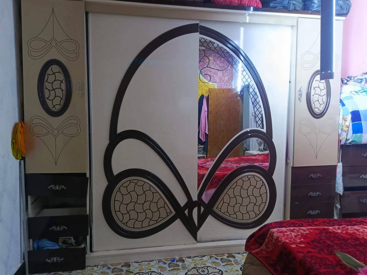 السلام عليكم عندي غرقة تركيه للبيع اريدهة ب350 وبيها مجال مكاني كرمة علي اللطيف وهذا رقمي ***********
