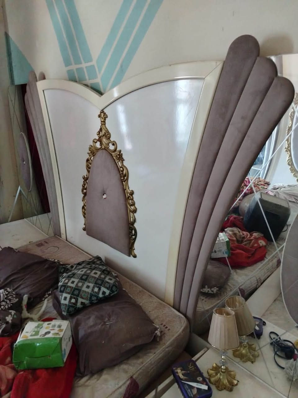 السلام عليكم 
غرفه نوم استعمال ٣ سنوات بيهه فقط باب صغيره مكسور والباقي شوفه عينك وتجي وتشوف بعينك 
السعر ٤٠٠ وبي مجال قليل مكانهه النجف قريه الغدير 
***********
