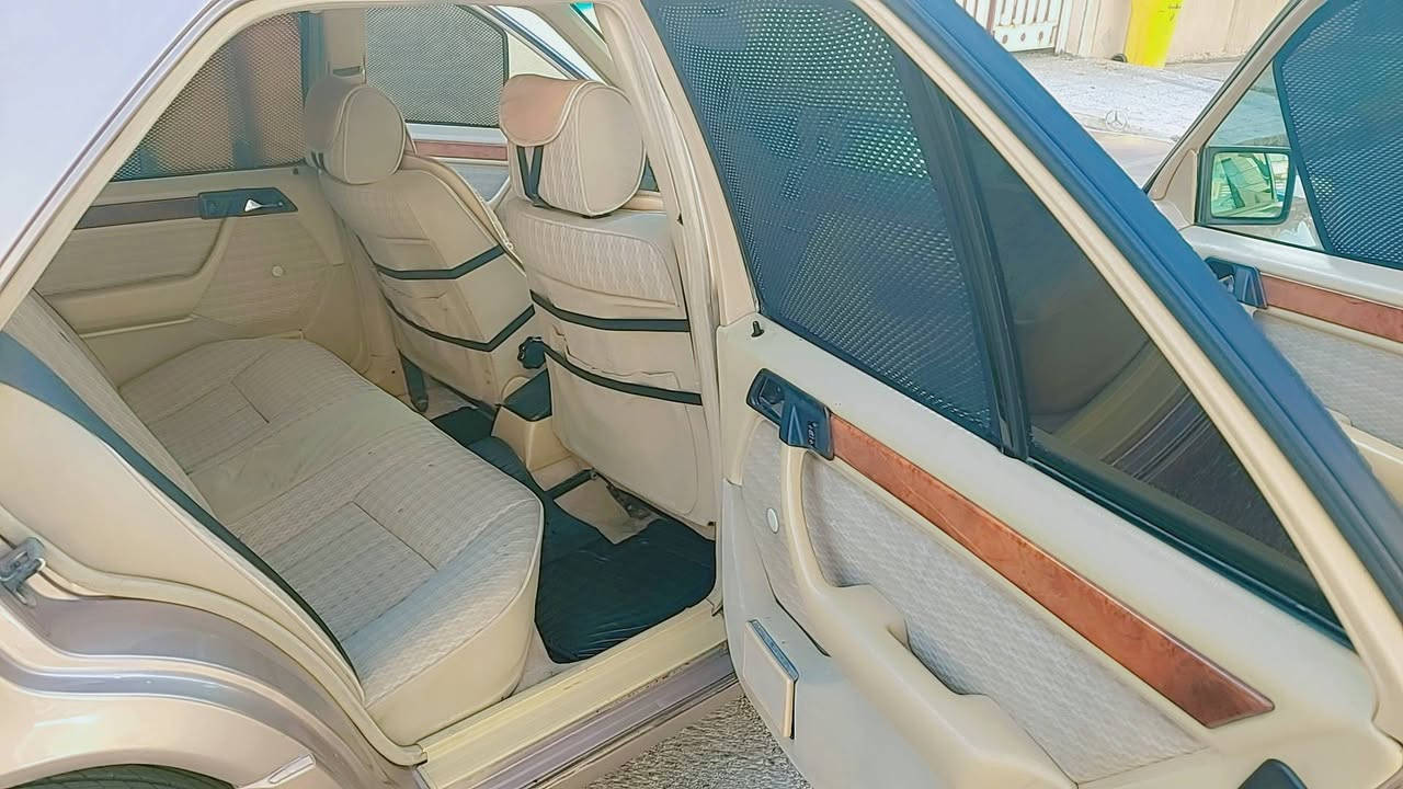 بيبي شبح حجم E220  موديل ١٩٩٤ اصلي 
محرك خراطيم ٤ سلندر اقتصادي 
محرك كير تبريد تدفئة كهربايات
بردة كهرباي سلايت روف كلها شغله 
السيارة على وضع الشركة صبغ عام حداديه كلها جديديه
ظخم تايرات جديد ويل كب جديد 
السعر ٨٥ ورقه وبيها مجال شي قليل 
للتواصل ***********
