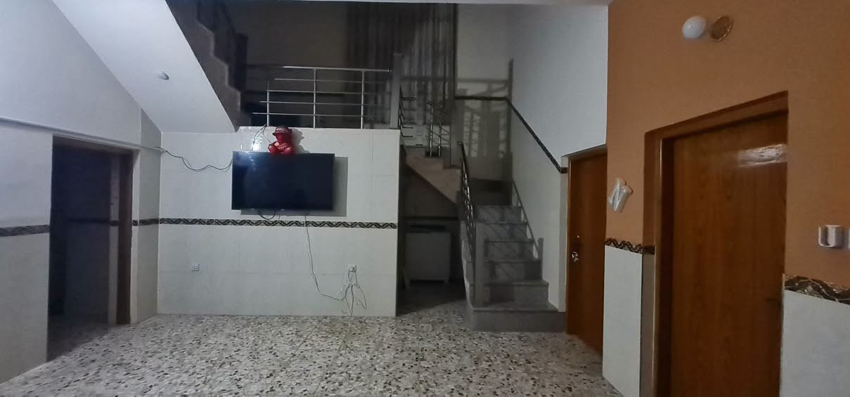 يالله بيت للايجار بعنانه قرب السيطره بناء حديث مساحه 230 متر
يحتوي على غرفتين 6 في 5 متر

 واستقبال وكلدور ومطبخ ومجمع صحيات داخليه وخارجيه وكراج سياره وحديقه كبيره 

 ويحتوي على سخان ومراوح عدد خمسه وسخان وتانكي وماطور البيت جاهز تجيب غراضك وتكعد ربع ماتخسر عليه 

سعر الايجار 325 وبي مجال 

لليرغب بالايجار او عرض عقاره للبيع او الايجار  مراجعة مكتب عقارات حسين المعموري 
او الاتصال على الرقم *********** او واتساب بادارة حسين المعموري والمحامي فاروق المعموري
