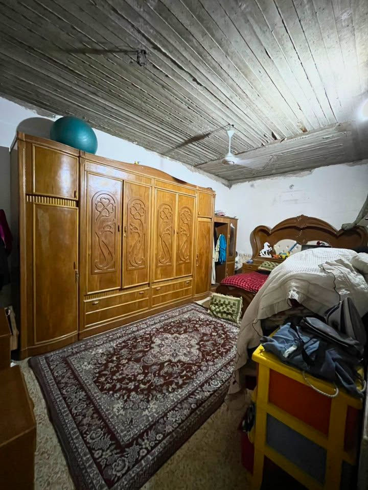 للبيع مستعجل بيت 125 متر طابو صرف طابقين صب كونكريت شارع 15 متر مفتوح على شارع البوريات موقع مميز قطاع 31 حي ميسان يحتوي الطابق الاول غرفة و صالة و مطبخ و استقبال و صحيات داخلية و خارجية و الطابق الثاني غرفتين و صالة و صحيات للاستفسار اتصل ***********
