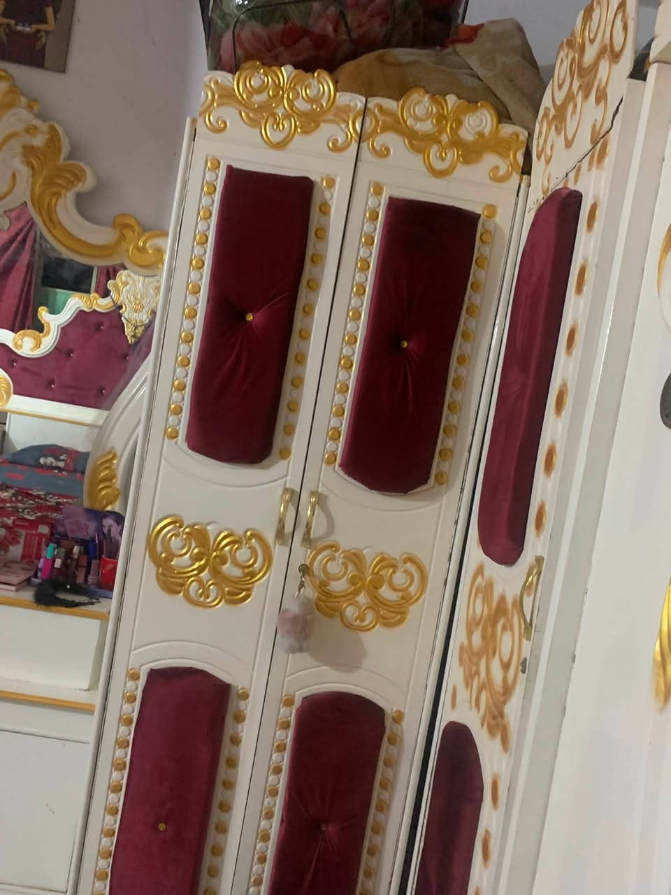 سلام عليكم غرفه نوم للبيع الغرفه نضيفه بس مستعًجل على سعرها السعرً مليون و200وبيها مجال قليل مكان بغداد سبع البورً  ***********👍🏻
