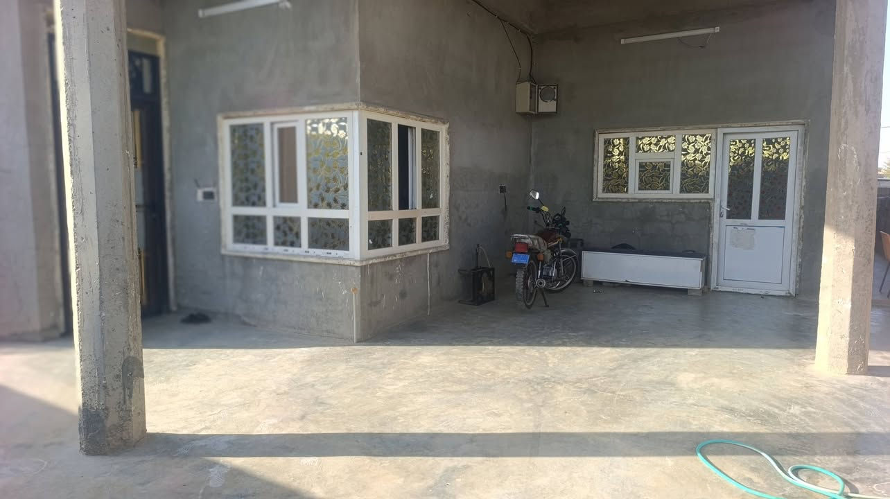 سلام عليكم ورحمه الله وبركاته بيت للبيع في حي الفاروق البيت يحتوي عله ربعه7.3.5 +استقبال4=4+مجمع غرف 6=2.5 +ويحتوي عله ثلاث غرف نوم 5=4 5=4 +وحده زغير 4=3.5+ مطبخ 5=4 حمام داخلي 2=2  معه حمام خارجي وا تواليت خارجي         للاستفسار الاتصال على الرقم ***********  بي وتساب
