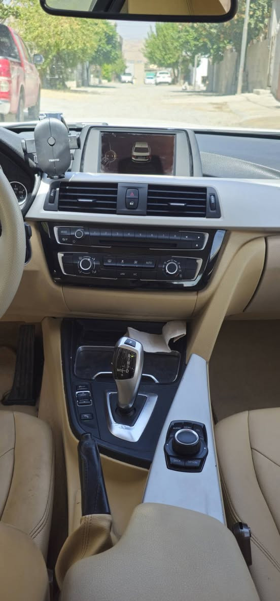 bmw 318i
سەیارەکە سفری ئێرەیە شەریکە عروشە 
 
مۆدیل 2016 
سەیارەکە دووپارچەی  بۆیاغە  بێ ژوورێ و بێ ناوگرتن چەملەغی لای سەیاق و بۆنیتی گۆڕاوەبۆ سپۆرت 
چوارتاییەی لۆکی لەژێرە 
ویلی سپۆرتی بۆ بەستراوە بێ کێشەیە
سەیارەکە پێشو پشتی عاسەیە و هەموویان کاردەکەن
سێ مۆدی لێخوڕینی هەیە 
سپۆرت و ئیکۆ و نۆرماڵ
سەیارەکە سێ گێڕە ئۆتماتیک و عادی و سپۆرتە 
گێڕە عادیەکەی 8 گێڕە 
تحدید سورعەیە 
سەیارەکە بەشەرتی گێڕو مەکینە
تەبرید لەسەر سویچە ساردو گەرم بێ کێشەیە 
ئاوێنەکەی دژە فوولە 
هەرچوار جامی کارەباییە 
تەحەکوماتی سەرسوکانی هەیەو هەمووی ئیش دەکات 
شاشەیەکی بێ کێشەی هەیەو هەموو شتەکانی نیشان دەدات 
وەهیچ غڕامەی لەسەر نییە تا 2027 سەنەوی نوێیە 
و بەناو خۆمەوەیە 
هیچ غڕامەیەکی لەسەر نییە 
تا بڵێی سەیارەیەکی بێ کێشەیەو کەم بەنزین دەخوات مەکینە سێپستن  دەبڵ تۆڕبۆیە
تەحکوماتی لایتەکانی لەناوەوەیەو هەمووی ئیش دەکات 
گڵۆپی تەمی هەیەو گڵۆپەکانی بێ کێشەن 
ئاوێنەکانی ئیشارەتن
دەتوانی لەدوورەوە لەڕێگایی سویچەکە جامەکانی داخەی و ئاوێنەی بخەوێنی
بۆ زانیاری زیاتر پەوەندی بکە واتس ئەپ و ڤایبەر *********** بشدار, السليمانية
