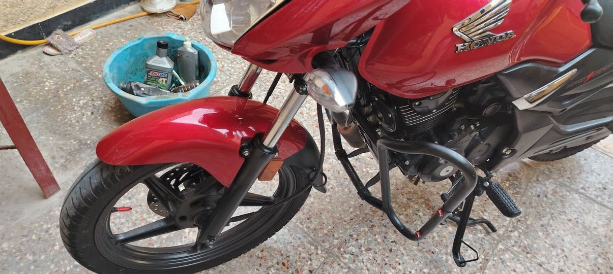 هونده موديل ٢٤ نازله ٢٦ امرقم أربيل سنويه لحد ٣٠ الدراجه جديده السعر ٢٦٠٠ وبيها مجال الرقم *********** بغداد الشرطه الخامسه قرب جامع الجميلي
