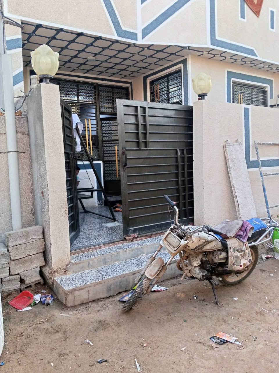 بيت للبيع المساحه 100 متر  طابق ونص منطقة العامرية قرب سيطرت الابراهيمية شارع تبليط يبعد عن طريق الزوار 700 متر السعر 55 بي مجال بسيط ***********
