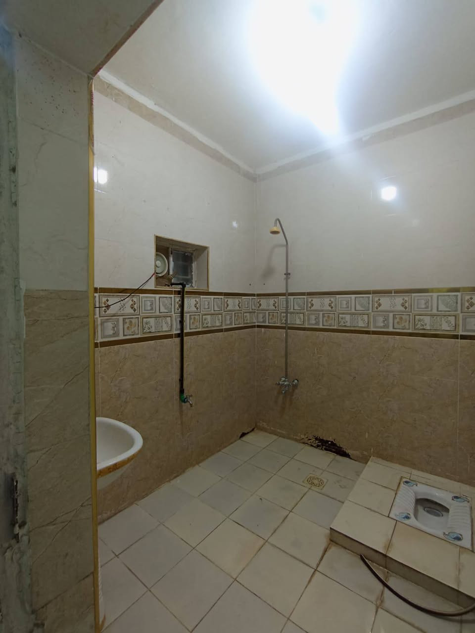مشتمل للايجار طابق اول درج خارجي معزول غرفتين وصاله وحمام ومطبخ وسطح سيراميك الزراعة شارع 60مقابل محطة وقود الرماح ايجارها 250هاتف ***********
