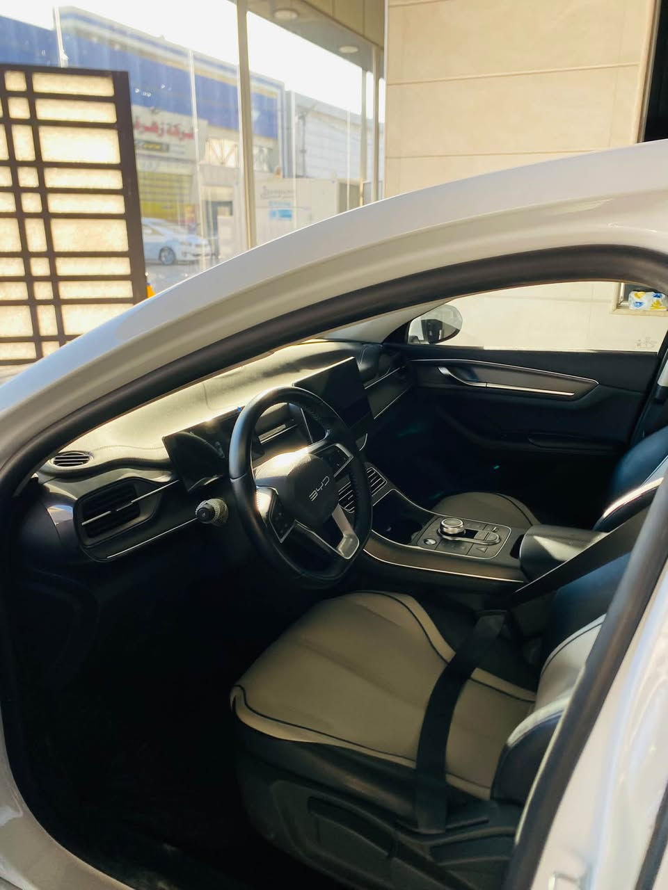سلام عليكم
BYD Qin Plus DM-i موديل 2025
 الموديل: 2025
 الممشى (العداد): 25,000 كم
 الحالة: ممتازة (بحالة الزيرو / نظيفة جداً)
 اللون الخارجي: أبيض
 اللون الداخلي: فاتح (أوف وايت / بيج)
 
أبرز المواصفات العامة للتصنيف (فئة A):
 نظام المحرك: هجين متطور (Plug-in Hybrid - DM-i) يجمع بين محرك بنزين سعة 1.5 لتر ومحرك كهربائي اقتصادي جداً في استهلاك الوقود.
 المقصورة والتقنيات:
 شاشة عرض وسائط مركزية تعمل باللمس وتدعم التدوير (قابلة للدوران أفقتياً وعمودياً).
 شاشة عدادات رقمية بالكامل.
 عجلة قيادة متعددة الوظائف (تحكم بالصوت والمثبت).
 فرش جلد بلون فاتح مريح وعصري.
 الأمان والراحة:
 مستشعرات (حساسات) وأجهزة استشعار رادار أمامية وخلفية.
 كاميرا رؤية خلفية / محيطية.
 نظام دخول ذكي وتشغيل بصمة.
 إضاءة أمامية وخلفية LED حديثة. 
    الستفسار /***********

