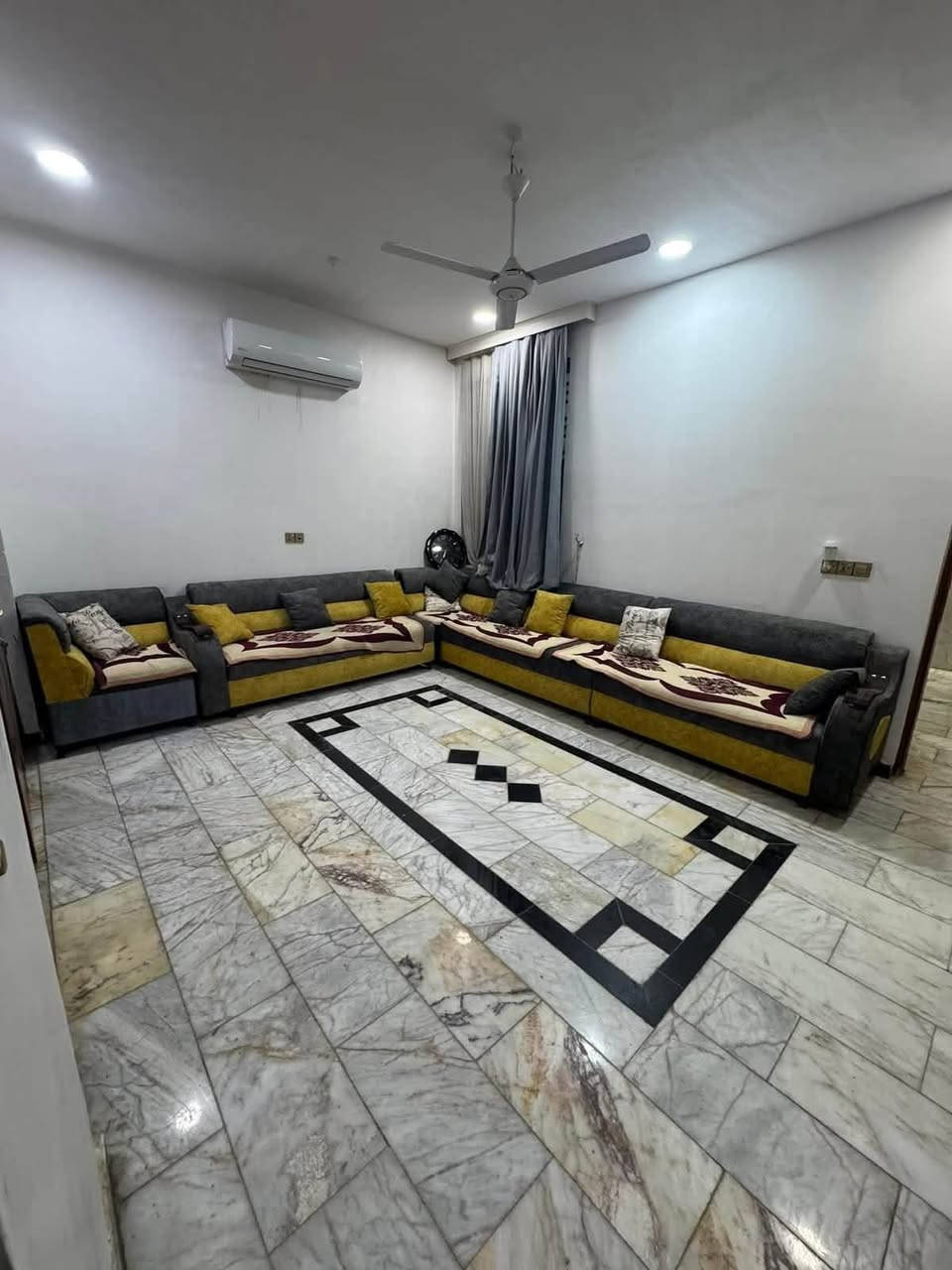 🏡 دار حديثة مؤثثة بالكامل للإيجار – الحلة | حي الصحة

📍 الموقع: حي الصحة، مقابل مارينا
📐 المساحة: 200 م²
🏠 الدار: طابق واحد
✨ حديثة ومؤثثة بالكامل وجاهزة للسكن

🔹 تفاصيل الدار:
• غرفتا نوم
• صالة وهول
• مطبخ
• صحيات عدد 2
• طارمة

🛋️ الأثاث والتجهيزات:
❄️ 4 سبالت موزعة في جميع أنحاء البيت
🛋️ تخم تركي عدد 2
🍽️ كاونتر تركي
🔥 طباخ
❄️ مجمد وثلاجة
🛏️ غرفتا نوم تركية
🪑 صاج وميز طعام
🧺 غسالات
🌀 مراوح
🪟 بردات كاملة

⭐ دار مرتبة ومؤثثة بالكامل، مناسبة للسكن المباشر وفي موقع مميز جدًا.

📩 للاستفسار والتفاصيل أكثر:
📞 اتصال أو مراسلة الصفحة على الأرقام:
📱 ***********
📱 ***********

🏢 زيارة المكتب:
📍 حي الحسين قرب مطعم نابو
أو
📍 الخسروية قرب الشؤون مقابل ثانوية المتنبي ♻️

#موقع_مميز_جدا 🏢
#عقار
#عقارات_العراق
#الحلة
#للايجار
#ترند
#اكسبلور
