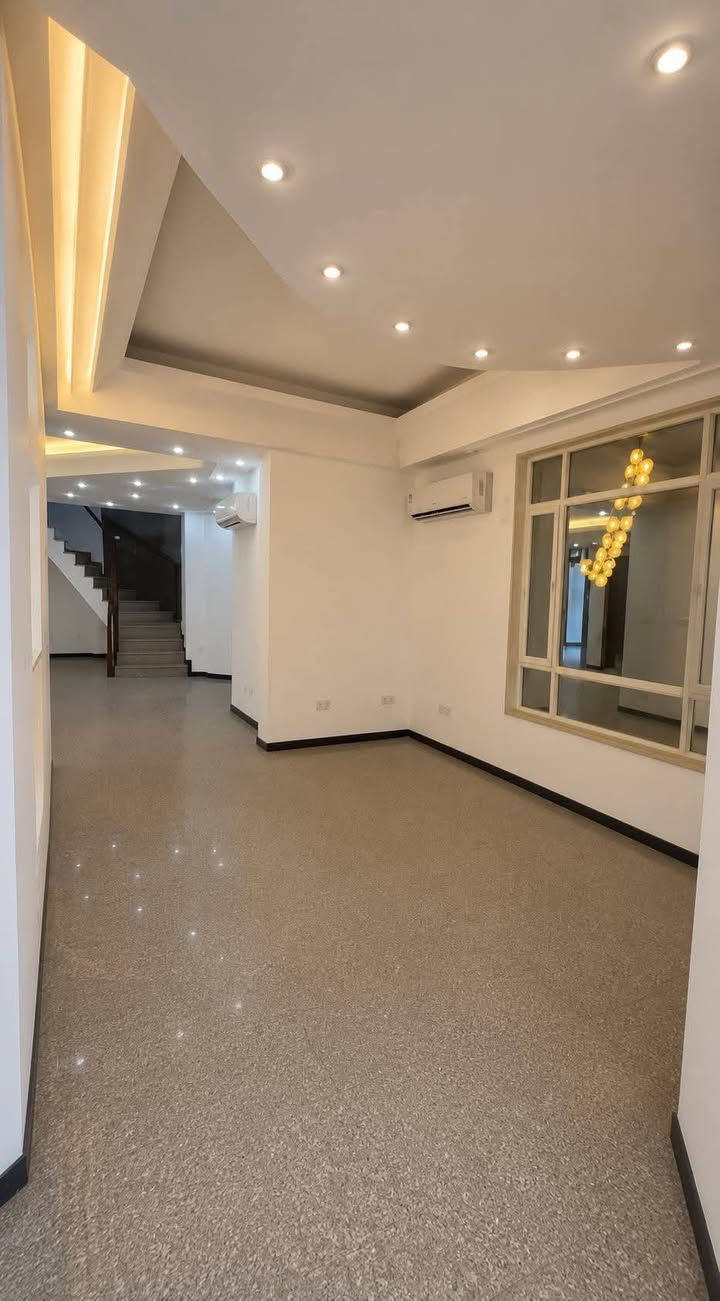 📍 دار للإيجار – المنصور / المهندسين
✨ فرصة مميزة في واحدة من أرقى مناطق المنصور، ركن على ثلاثة شوارع، مناسب للشركات، المنظمات، ومراكز التجميل.

📐 المساحة: 400م²

📍 ركن على ثلاثة شوارع

📏 الواجهة: 20م × 20م

🏠 مواصفات العقار: ⭕️ 4 غرف نوم ماستر

⭕️ مدخلان مستقلان

⭕️ موقف سيارات تحت الأرض

⭕️ مسبح داخل المنزل

⭕️ مطبخ مؤثث جزئيًا

⭕️ مكتب مؤثث جزئيًا

⭕️ غرفة خدم

⭕️ مخزن تحت الأرض

⭕️ مولدة خاصة بالبيت

🔹 الإيجار سنوي فقط

🎯 مناسب لـ: ⭕️ الشركات

⭕️ المنظمات

⭕️ مراكز التجميل

📞 للتواصل والاستفسار:

***********

📲 متوفر واتساب

🟩 نستقبل جميع العروض والطلبات العقارية.

🟩 نوفر تصويرًا احترافيًا وترويجًا مميزًا للعقارات.

✨ عقارات الأكرم… ثقتكم عنوان نجاحنا.

#عقارات_الأكرم #عقارات_بغداد #عقارات_العراق #المنصور #المهندسين #دار_للإيجار #شركات #منظمات #مراكز_تجميل #عقار #LuxuryHomes #BaghdadRealEstate #IraqRealEstate
