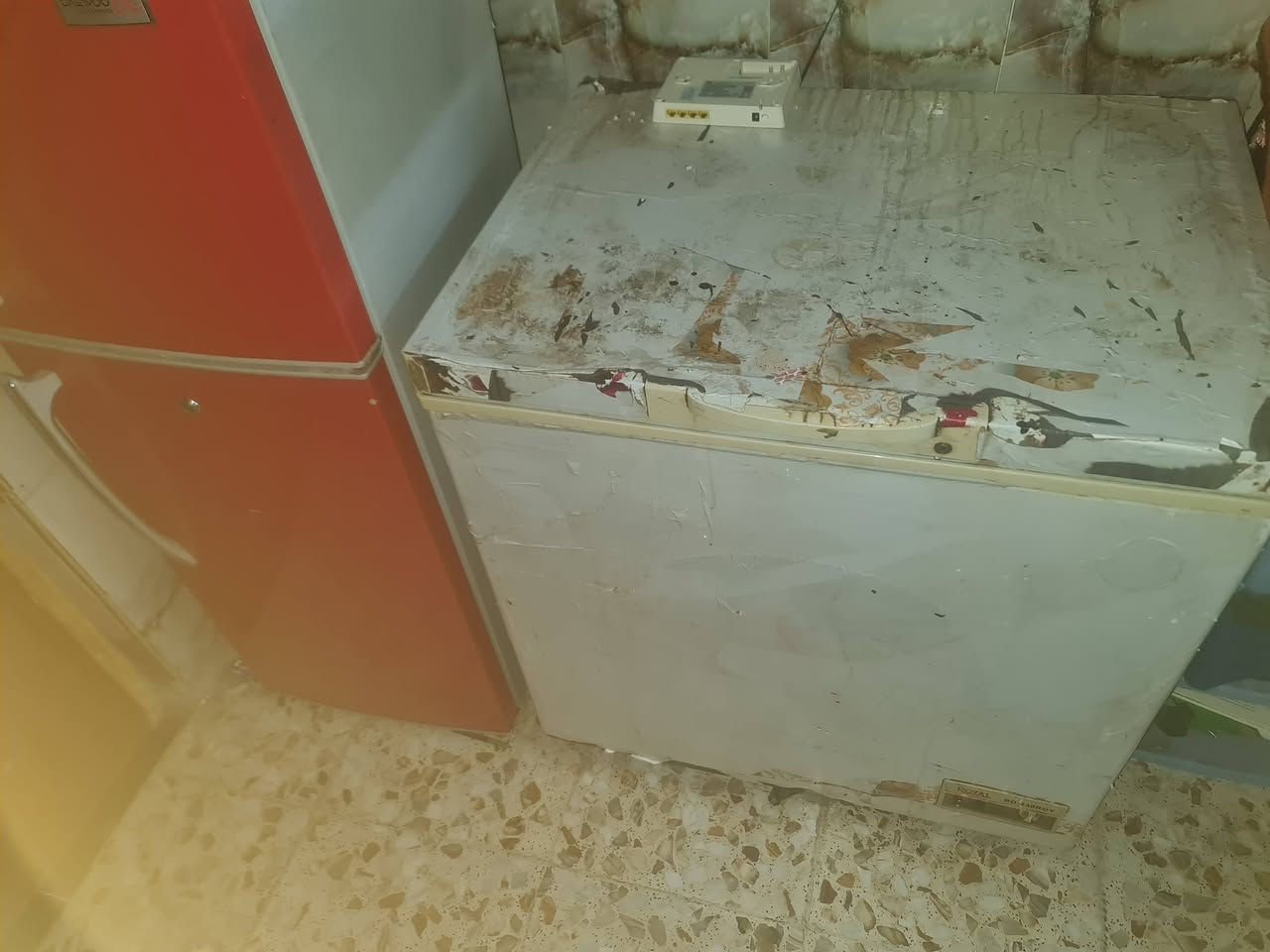 ثلاجه معه مجمده للبيع شغالات ولا طابات تصليح للبيع العنوان الديوانيه ***********
