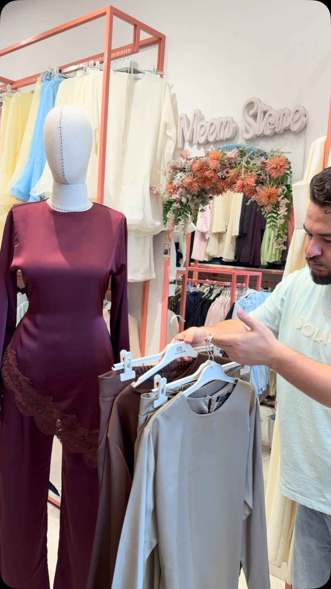 ✨ أناقة الساتان… بكوالتي يجنن 🤍

طقم ساتان بخامة ثقيلة وراقية، فخامة تبين من أول نظرة ✨
👗 قالب راهي ومريح
📏 القياسات من ٣٦ إلى ٤٤
🤍 طول كامل حجابي
🎨 متوفر بـ ٣ ألوان

قطعة تجمع بين الرقي، الراحة والفخامة بكل تفاصيلها ✨

📍 موقعنا: موصل – حي المثنى – فرع عمارة الروعة
🚚 توصيل متوفر لكل العراق
