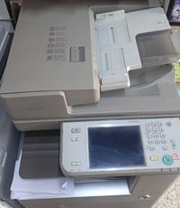 جهاز كانون معروف مواصفاته  السعر 300 الف وبي مجال رقم واتساب للتواصل 0...