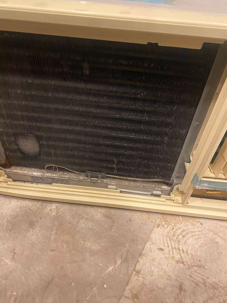 مكيف جنرال   مستعمل نظيف جداً السعر 550الف المكان بغداد حي البنوك رقم الهاتف ***********
