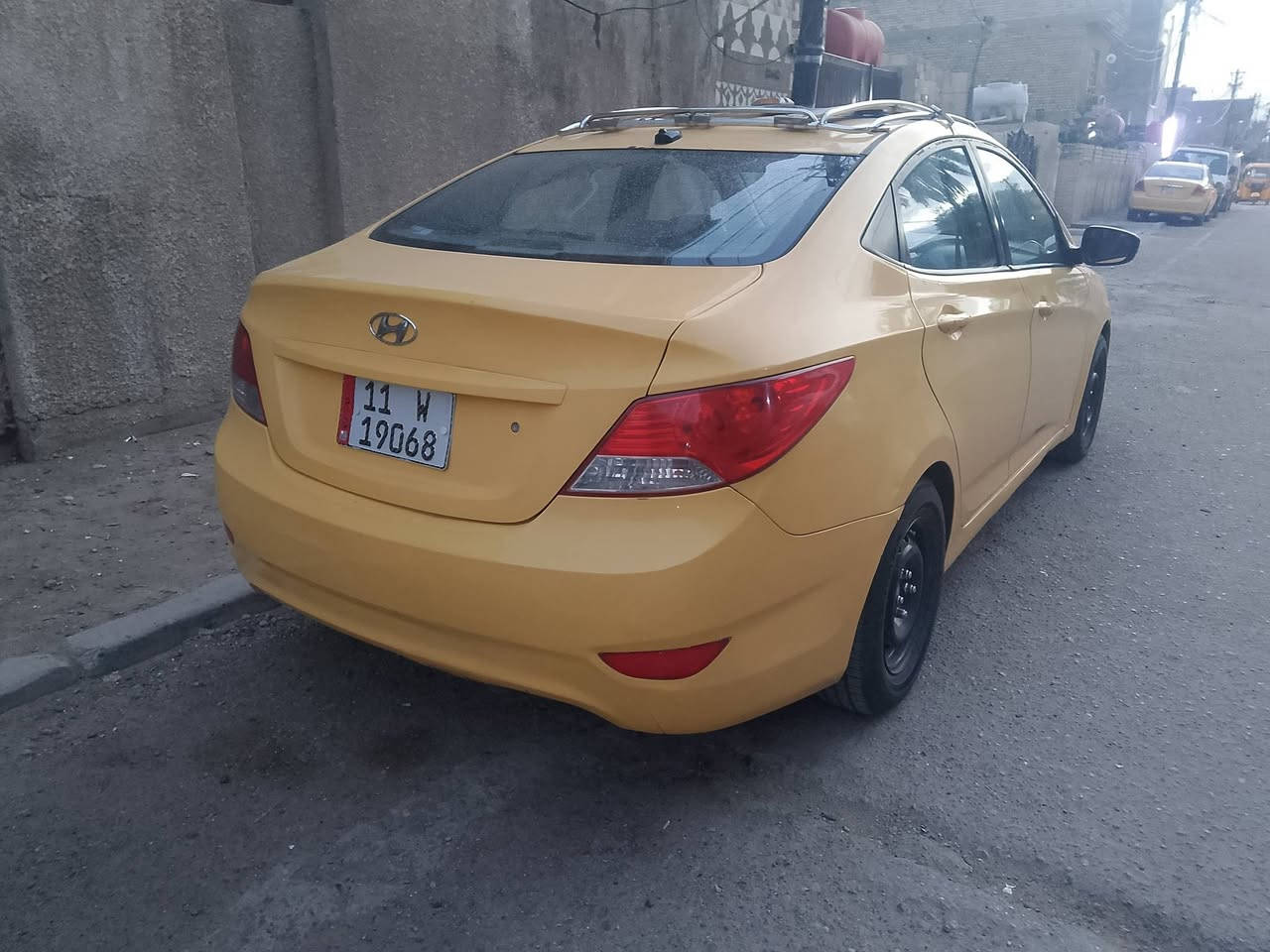 سلام وعليكم اكسنت امريكي 2013 حادثها دوسه السايق مكينه 1600و كير مكفولات تبريد تخم تاير باتري جديد دوشمه ارضيه وكشنات هيئه غرمات هزه  مصفره السياره بسمي تحويل مباشر مكاني بغداد الدوره *********** 
72 بيها مجال
