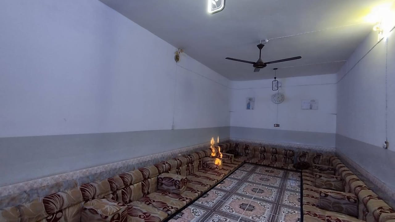 السلام عليكم
بيت للبيع مساحة 250 يتكون من 
ربعه 7×3.5
وغرفتين نوم الاولى 4×5 والثانيه 3.5×5 
هول أربعة في خمسه  مطبخ حار ومطبخ بارد وغرفتين طابق ثاني واصل بناهن للرباط  طابوا ملك 25 
مكان البيت حي العسكري خلف علوة المخضر 
السعر 70 بي مجال قليل ***********
